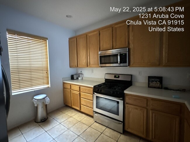 Building Photo - FOR RENT – Modern Townhome in Eastlake