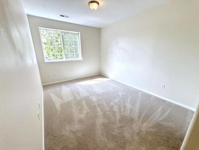 Building Photo - Spacious 3-Bedroom Townhome with Convenien...
