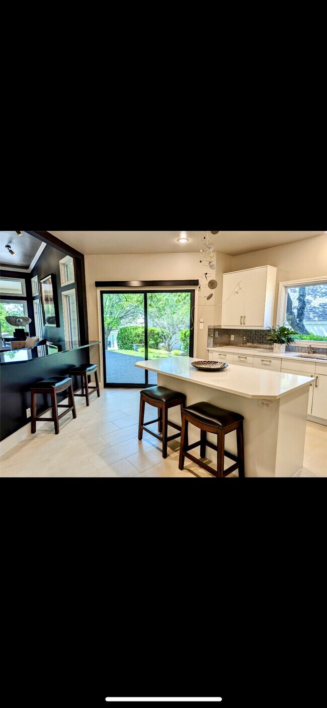 Building Photo - 303 Golf Crest Ln