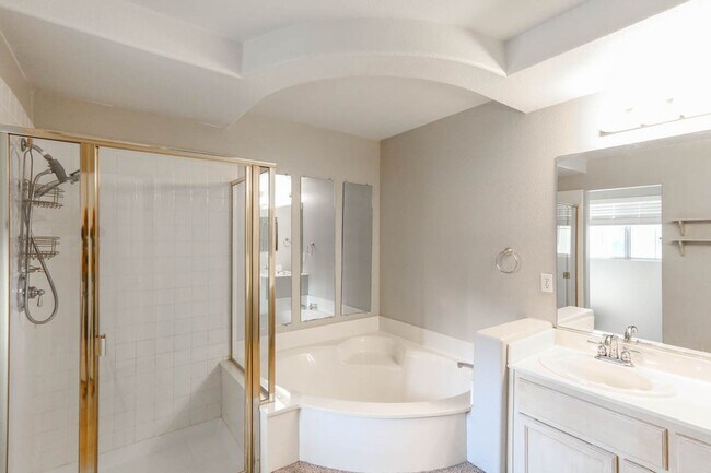 Building Photo - Single Story Northwest 3 Bedroom Pool Home