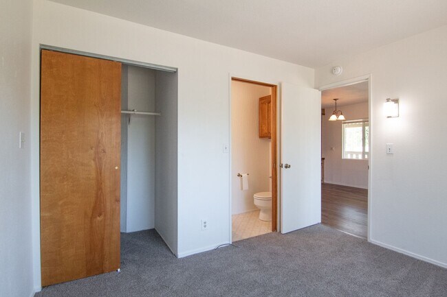 Building Photo - Spacious Manufactured Home!