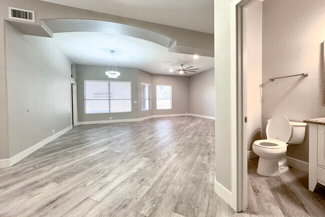 Building Photo - 3Bed/2.5 Ba House in Gated Community in No...