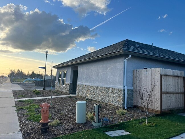 Building Photo - 205 E Hawkeye Ave