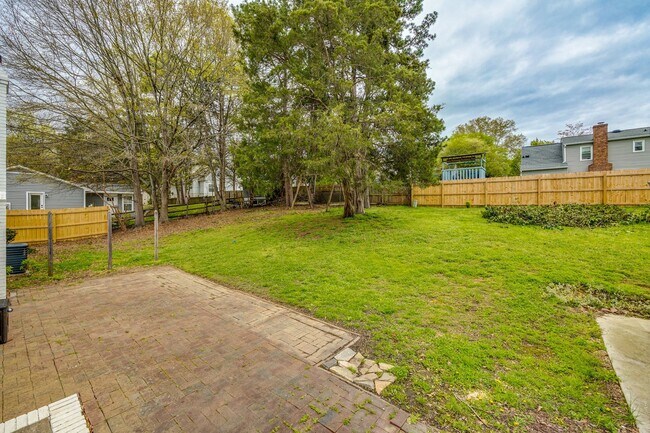 Building Photo - Beautiful 3 bedroom 2 full bath Ranch on a cul-de-sac in Charlotte's Walnut Creek community.