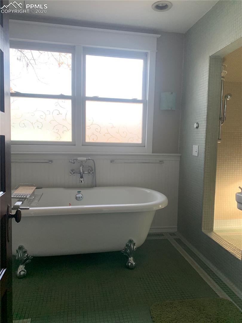 main bathroom and shower - 119 Cheyenne Blvd