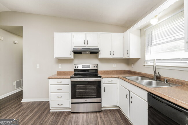 Building Photo - 2098 Drake Ct