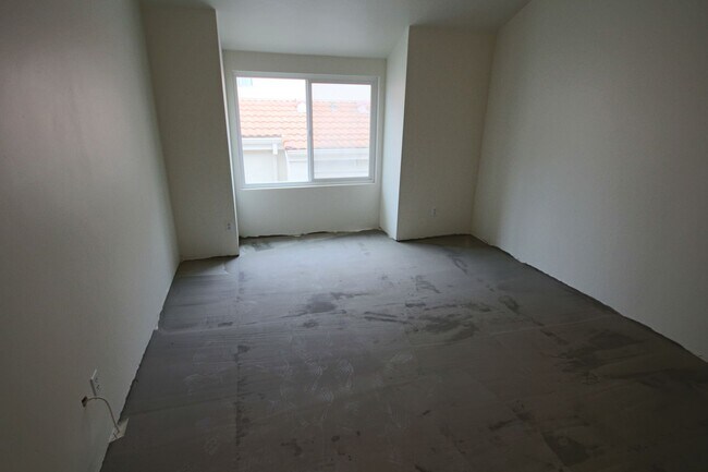 Building Photo - Completely Remodeled 3br Townhome in UTC