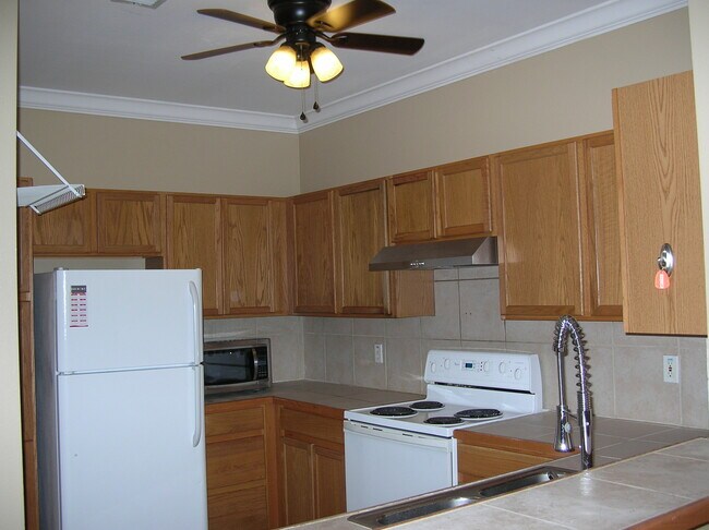 Building Photo - 710 E Boyd Dr