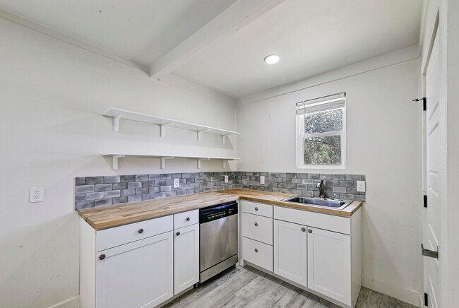 Building Photo - Lots of Space in Spicewood