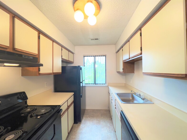 2BD 2BA - Kitchen - Sandhurst Apartments