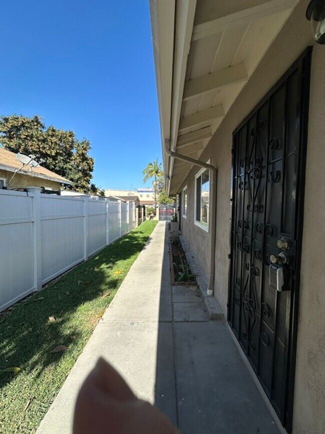 Building Photo - 405 S Kroeger St