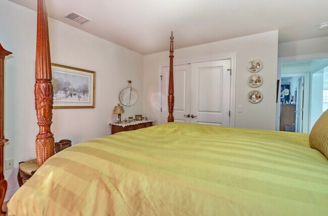 Building Photo - 32 Lagrange St