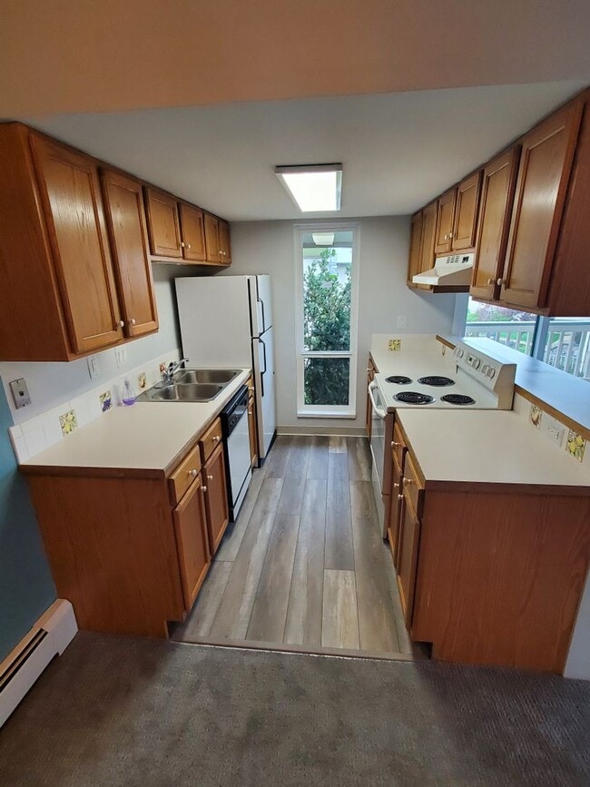 Building Photo - Recently Updated and Spacious 1B / 1B Available for June!