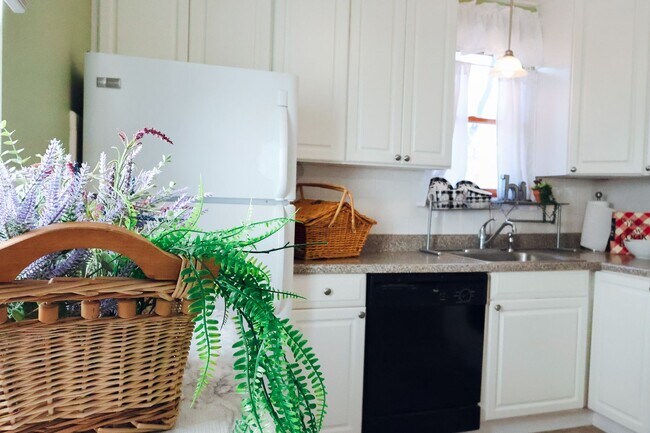 Building Photo - Brentwood Cottage for Lease