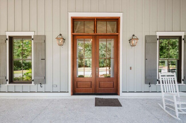 Building Photo - Stunning Custom Home in Palmetto Bluff