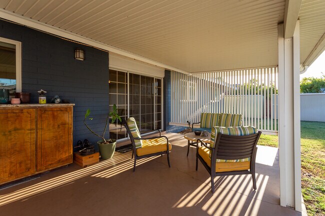 Building Photo - 2040 W Cambridge Ave