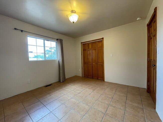 Building Photo - 212 S El Rancho Rd