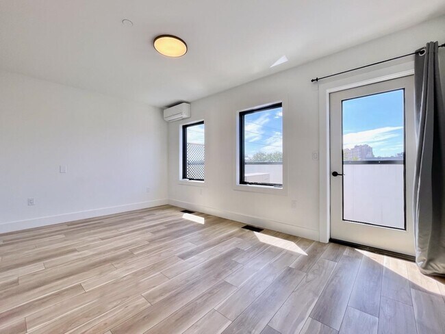 Building Photo - 375 Monmouth St