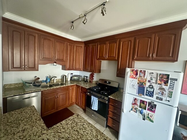 Building Photo - 1048 W Bryn Mawr Ave