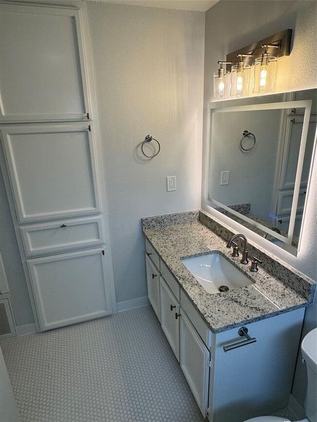 Building Photo - 1604 W 40th St