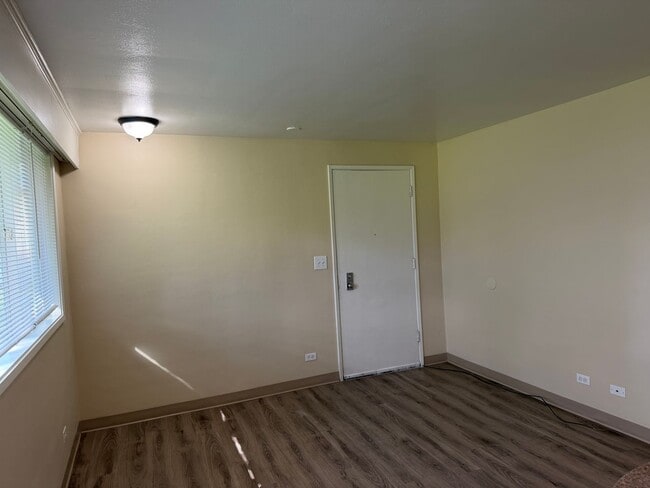 Building Photo - Updated 2 bedroom 1 bath duplex in Eugene!