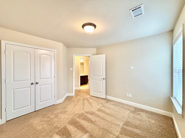 Building Photo - 3010 Sweetwater Trl