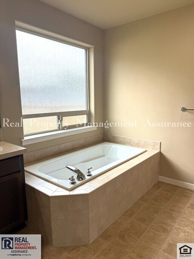 Building Photo - 13933 SW Walnut Creek Way