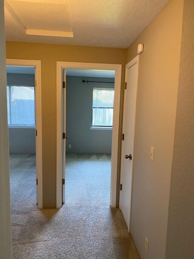 Building Photo - SINGLE LEVEL 3 BEDROOM HOME, FENCED IN YARD