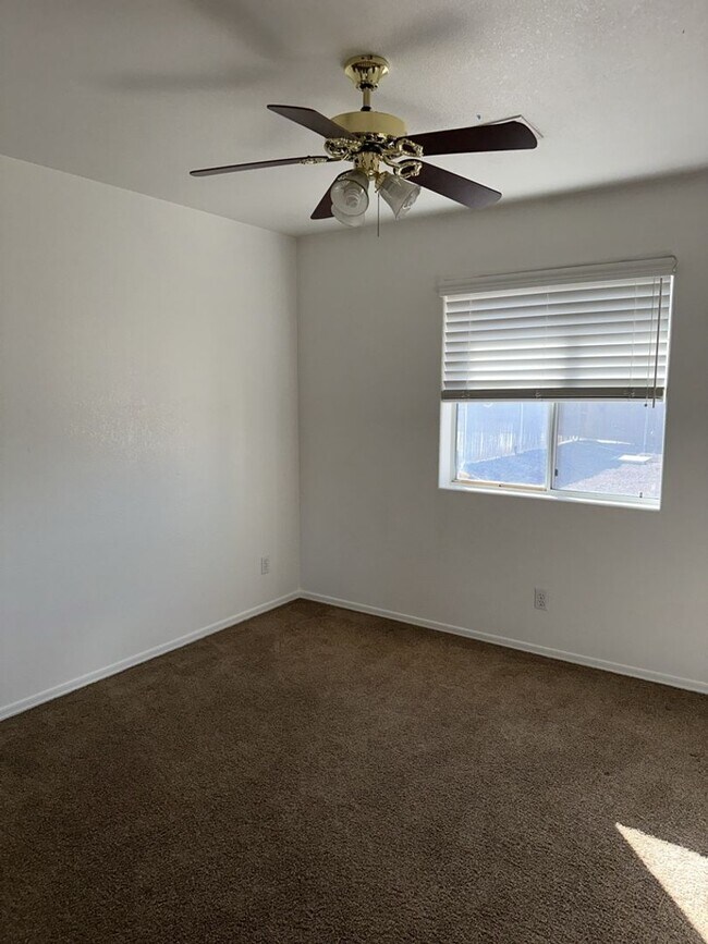 Building Photo - Unfurnished Pool Home