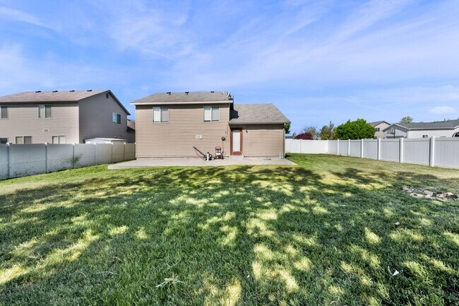 Building Photo - 2575 Athena Dr