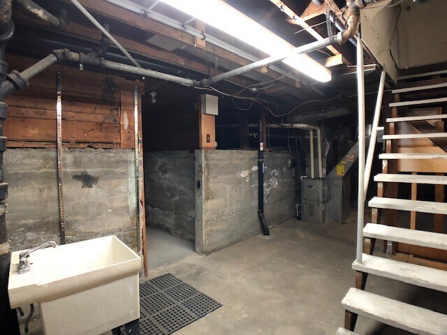 Building Photo - Hollywood District Home - 3 Bdrm 2 bths, 2290 sq. ft.