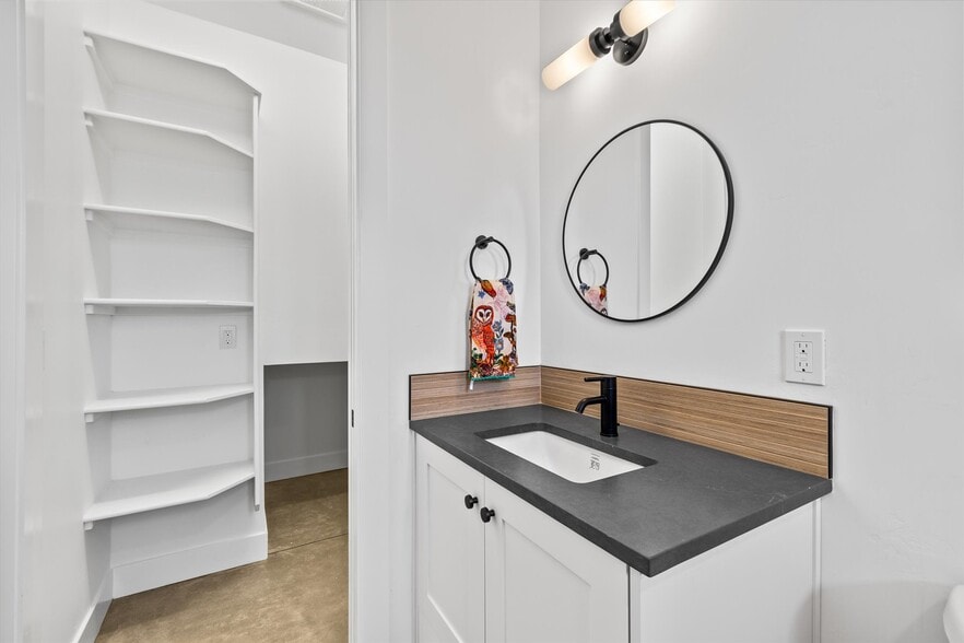 Building Photo - 614 N Avenue H Ave