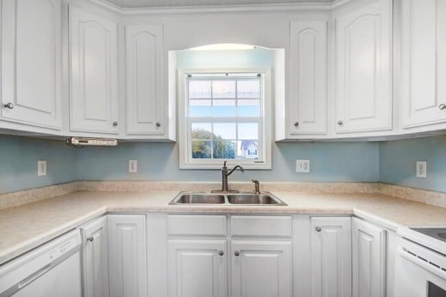 Building Photo - WONDERFUL 3 BR, 2 BA w/ attached garage *D...