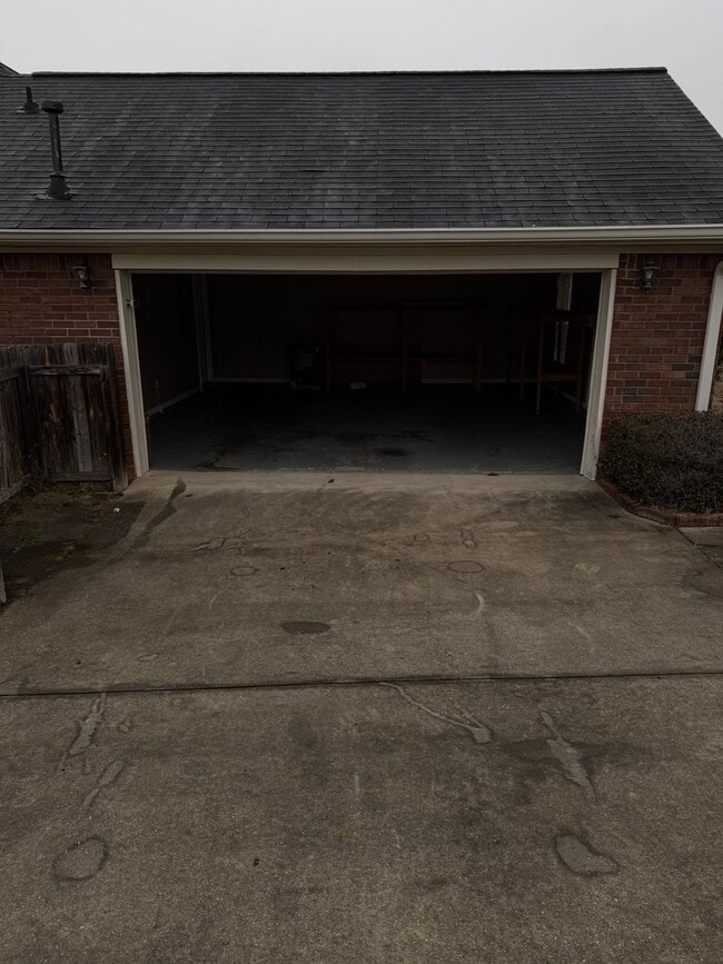 Building Photo - HOME FOR LEASE 4 BR 2 BATH RANCHSTYLE  SPLIT FLOOR PLAN AND OPEN  LARGE  FENCED BACKYARD  CONVENI...