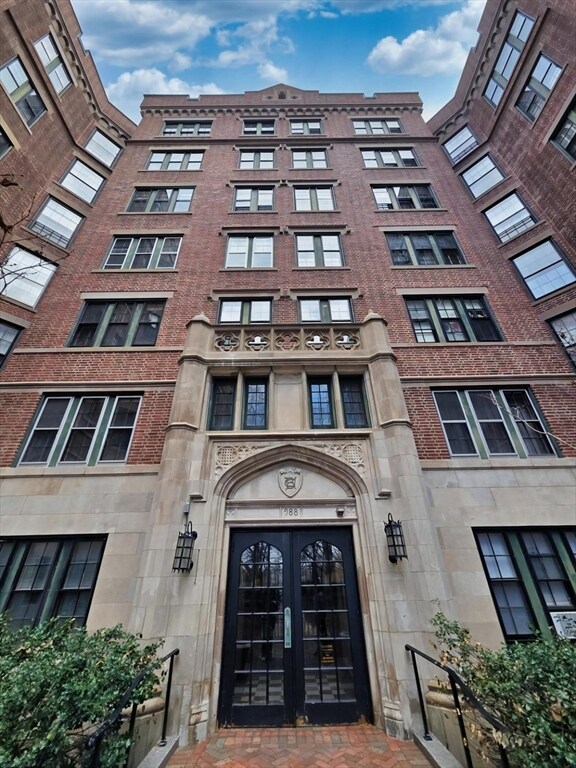 Building Photo - 988 Memorial Dr