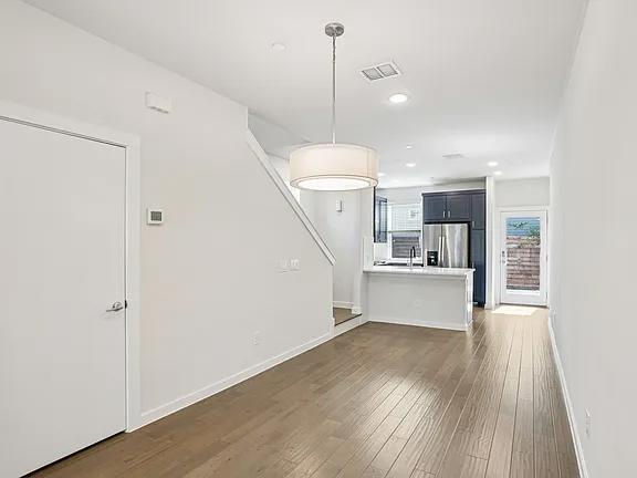 Building Photo - MOVE IN READY