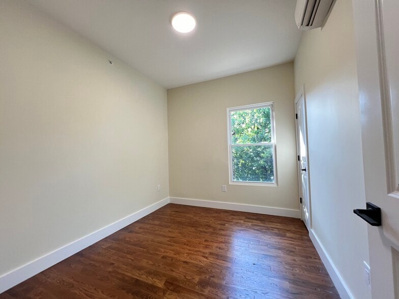 Unit 4 - 44 Van Nostrand Ave