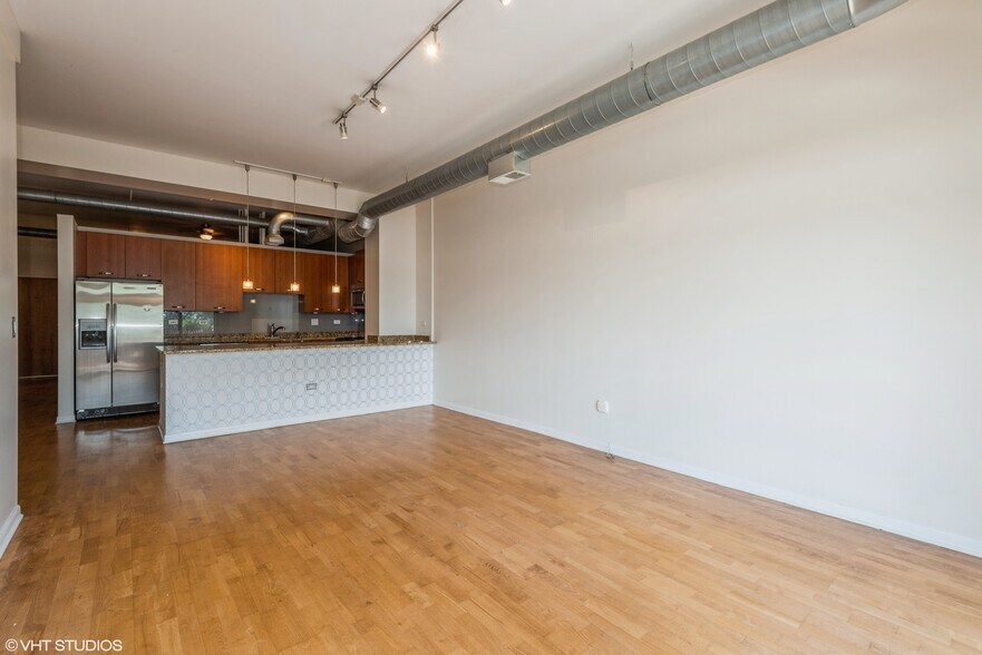 Building Photo - 1225 W Morse Ave