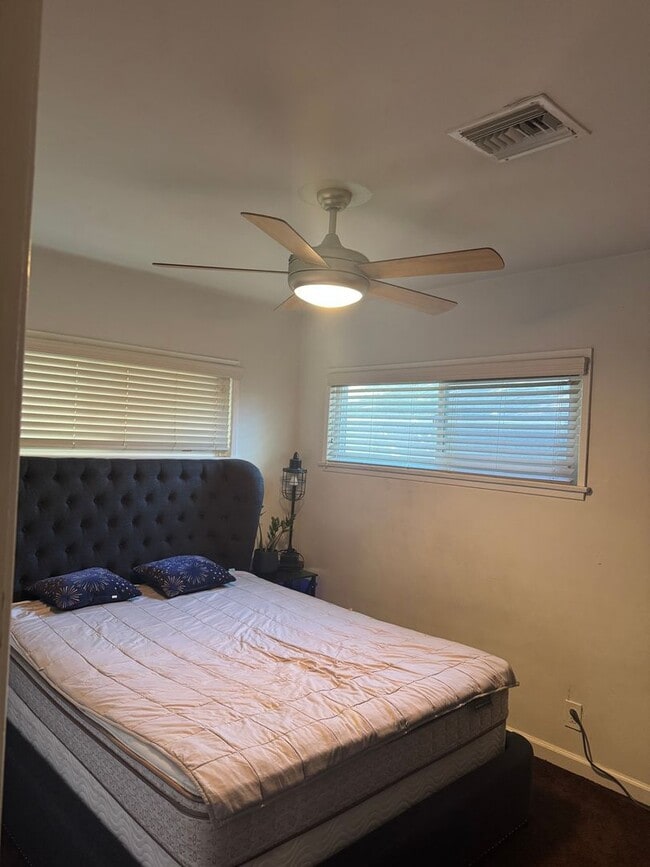 Building Photo - Spacious 3BR House in Woodland Hills