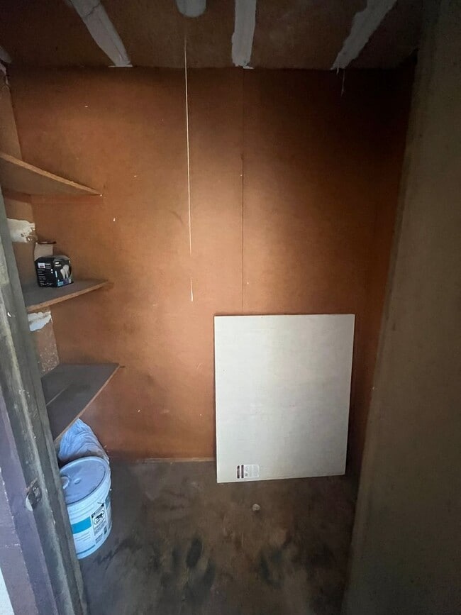 Building Photo - Spacious 2 Bed / 1 Bath Upstairs Condo in San Carlos – Utilities Included!
