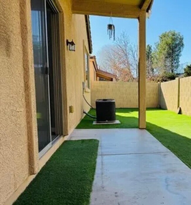 Building Photo - 3 Bed 2 Bath Available Now!! Contact Property Pros Property Management for more details