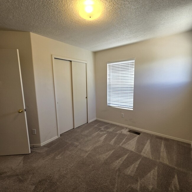 Building Photo - NW Albuquerque Town Home