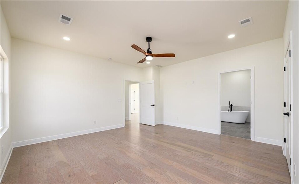 Building Photo - 537 Stillwood Dr