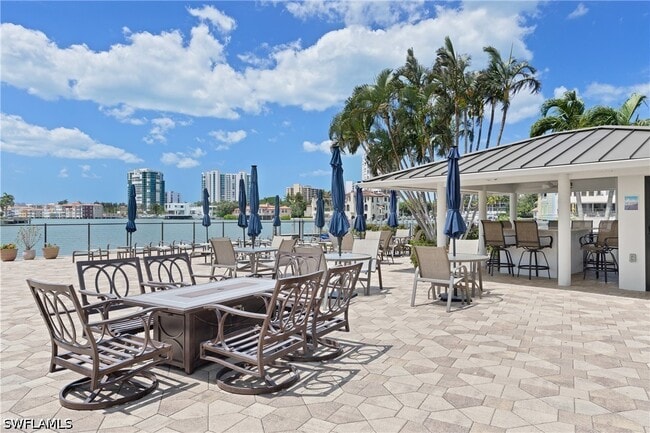 Building Photo - 250 Park Shore Dr