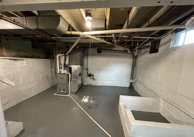 Building Photo - 1049 S Sheffield Ave