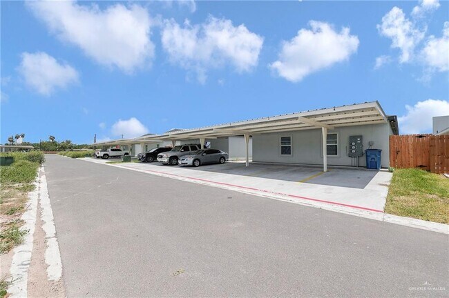 Building Photo - 16 Country Club Dr