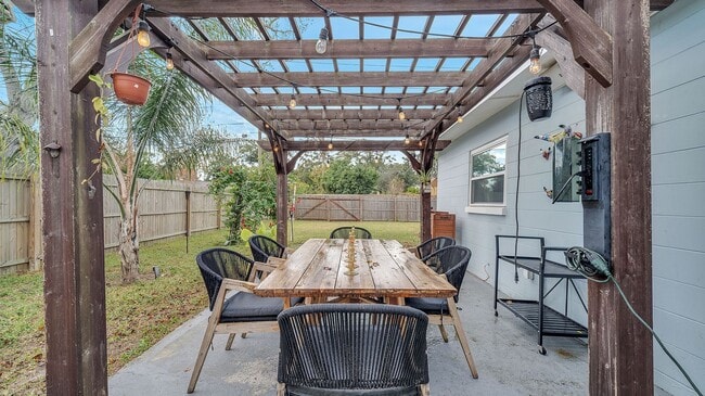 Building Photo - Cozy Remodeled 3/2 in North Orlando! Available February 2026!