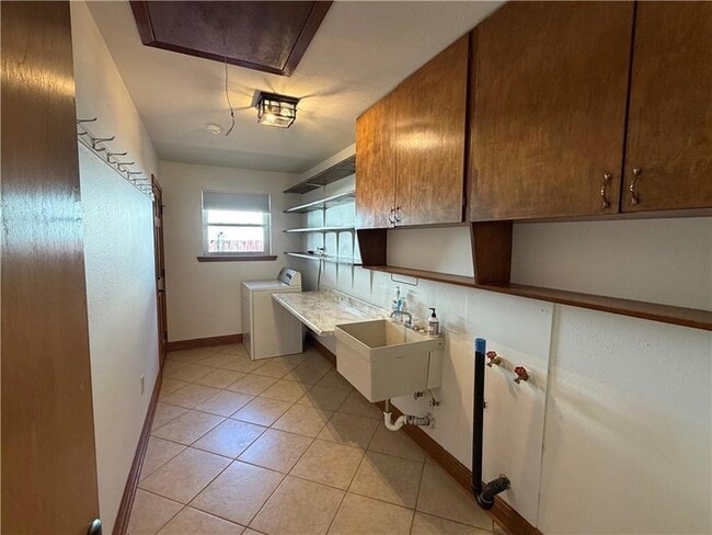 Building Photo - 4840 Rye St