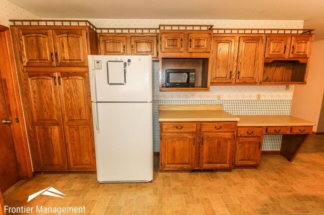 Building Photo - Lovely Single Family Home with Spacious Li...