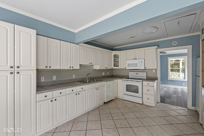 Building Photo - 237 E Elmwood St